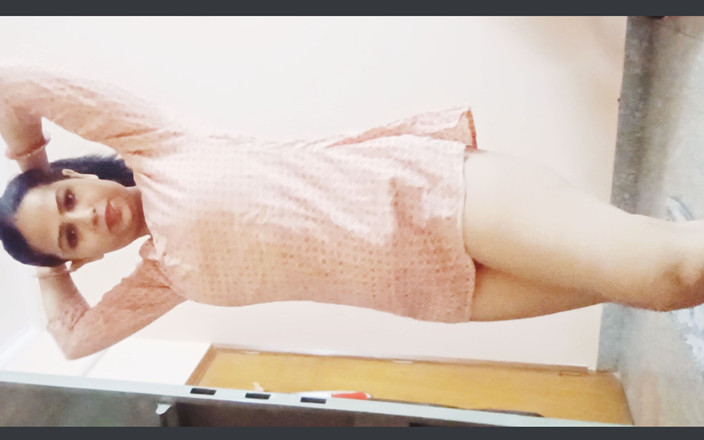 Hot Sis: Latika裸体展示性感的身材