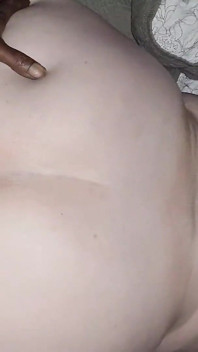 Awek putih dengan pantat besar membongkok pantat itu untuk tunduk kepada kote hitam besar ini gaya doggy dan creampie