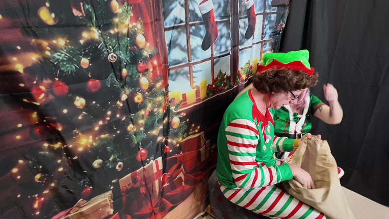 The Izars: 5. den elf na poličce se sexuálními hračkičkami