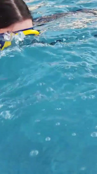 Nuoto e trattenendo il respiro in acqua molto fredda