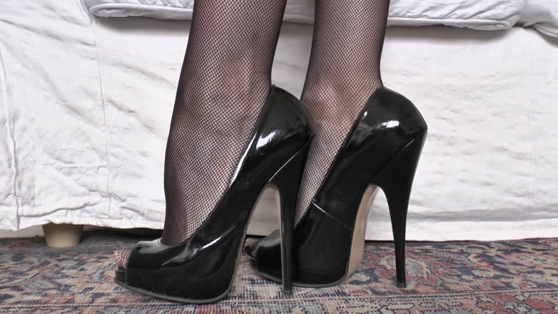 Lady Victoria Valente: Goddess of High Heels Shows off Her Extreme Patent Leather...