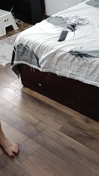 Sexy manželka cvičí doma nahá.
