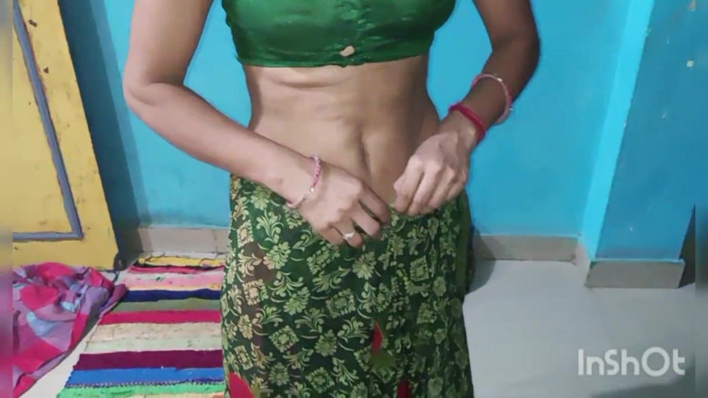 Village studio: Une Indienne sexy se fait baiser par son copain