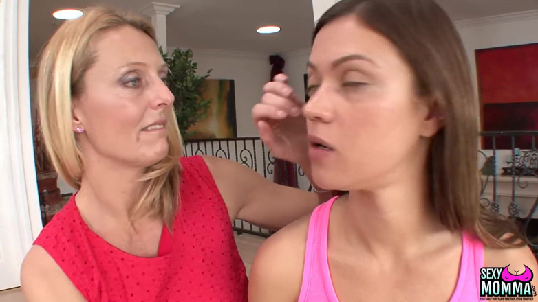 Sexy Momma XXX: Branda makes stepdaughter mandy cum!