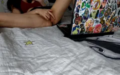 Amateur-milf kijkt naar porno en masturbeert lief poesje