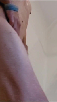 Ehemann reitet riesigen dildo in der dusche