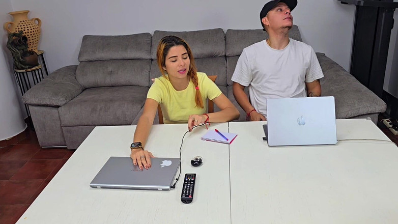 Labestiaylabella: Üvey kız kardeş benden onu sikmemi istiyor ama ayaklarına boşaldım...