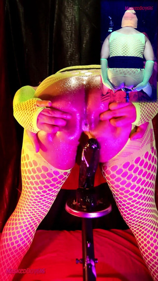 Maskedboy616: Подпрыгиваю на своей смазанной попе в жёлтом флуоресцентном белье 4