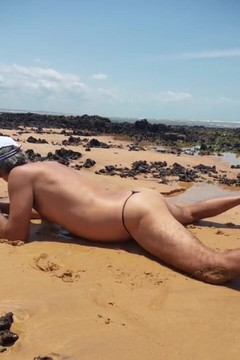 Ladysilvas: Ladysilva na pláži v kalhotkách předvádí jeho sexy zadek