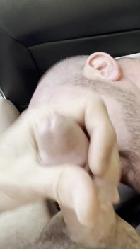 Maritino papà fa un pompino in macchina
