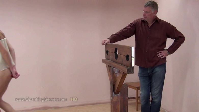 Spanking Server: Il culo di candy viene frustato in una situazione di...