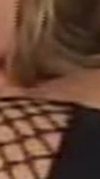 Gapende kontgaatje loopt over dik sperma na intens rekken