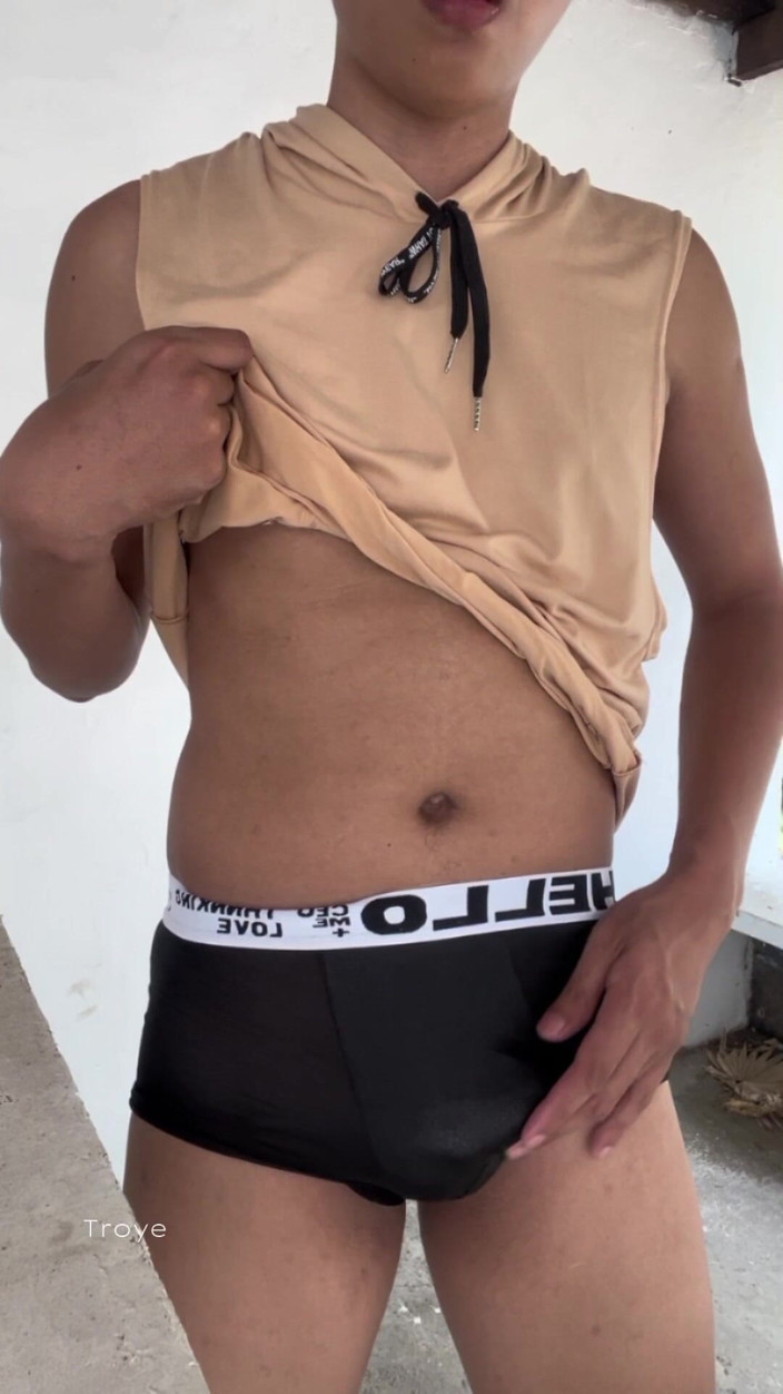 Troye_AsianPinoy: Neugieriger junge benutzt das spielzeug seines stiefbruers