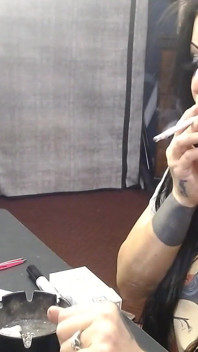 MiLF mid make up fumo di sigaretta