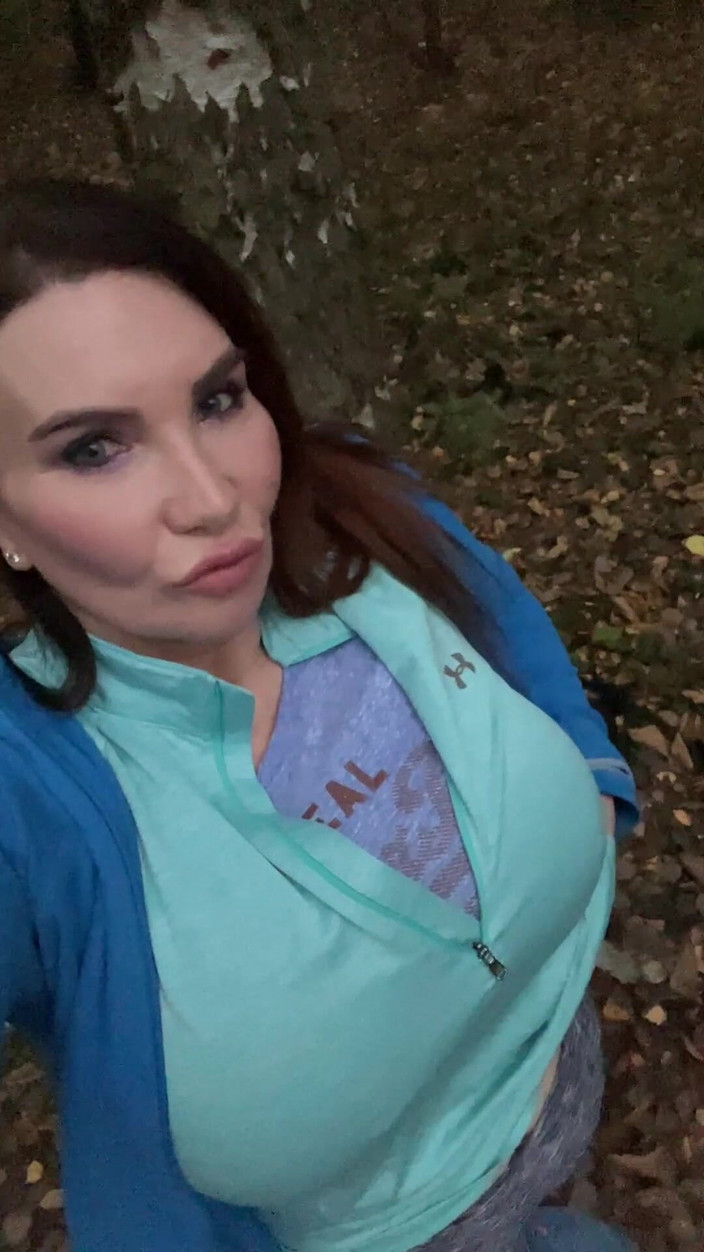 Sophie James: Coño peludo al aire libre, dedeándose