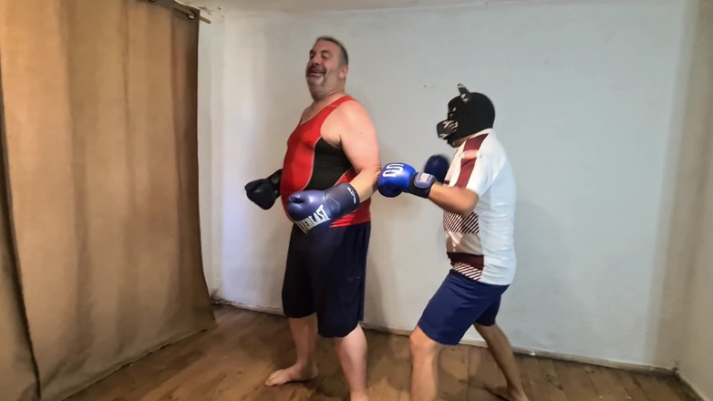 Punchbagplz: シルバーダディボクサー Vs ヘテロファイター - 汚れたボクシング熱戦