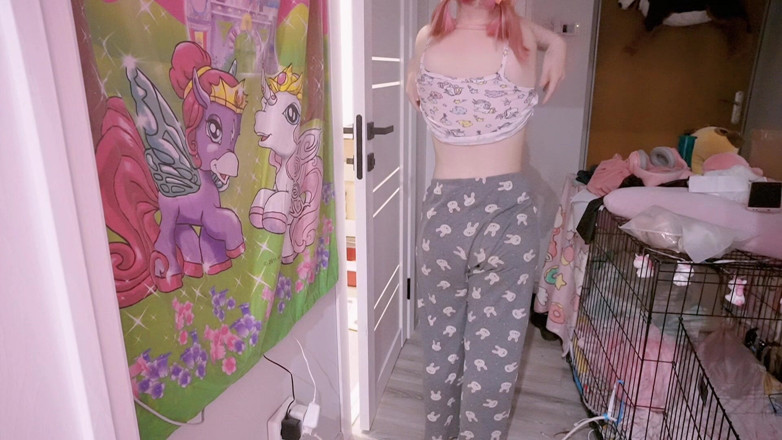 KikiKitten: Adik tiri remaja saya melancap di bilik mandi, saya perlu...