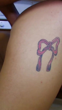 Bronzeada gata com corpo tatuado é fodida no cu