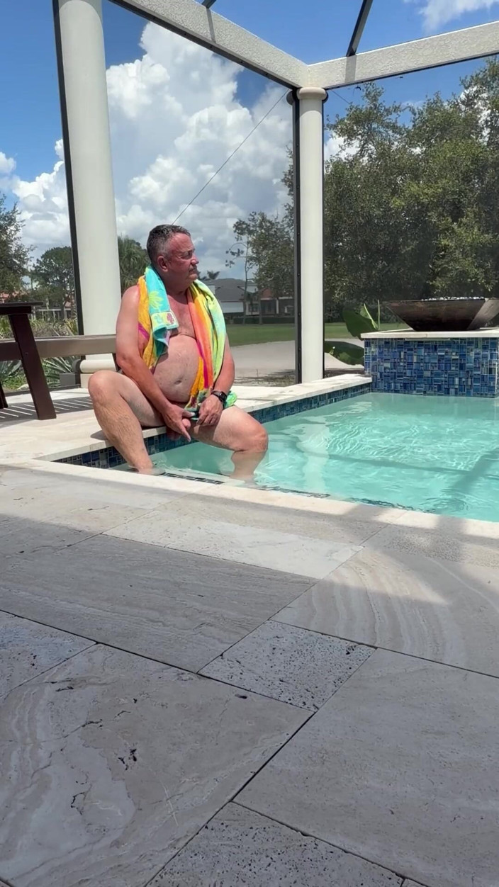 GottaLuvBB: Ceva joc la piscină în câteva funduri