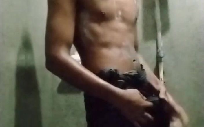 Deshi boys: Schattige sexy Bangla-jongen zelf genietend op toilet