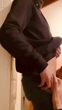 欲火中烧的妻子在厨房吃阴户，饥渴，反对柱子，我让他跪在地上吮吸甜美的阴户