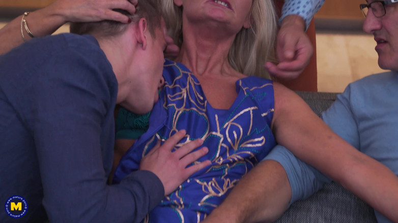 Mature NL: Memek berbulu ellen b si cewek nakal dientot sama 3 pria!