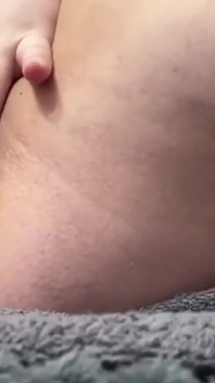 Úžasný orgasmus s vystříkáním v bílých punčochách