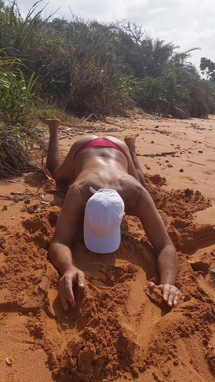 Ladysilvas: Ladysilva în chiloți pe plajă Cur sexy