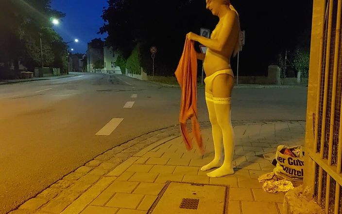 sweetfeet29: Sissy chce się wytrysnąć w mieście
