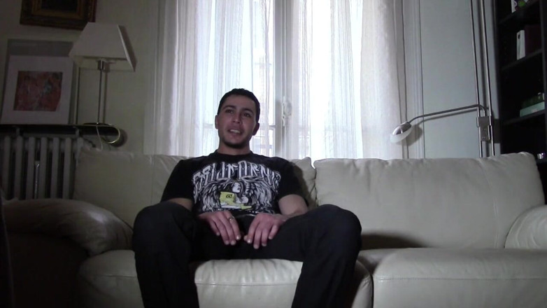 Crunch Boy: Arăboaică heterosexuală surprinsă să fie suptă de un homosexual!!