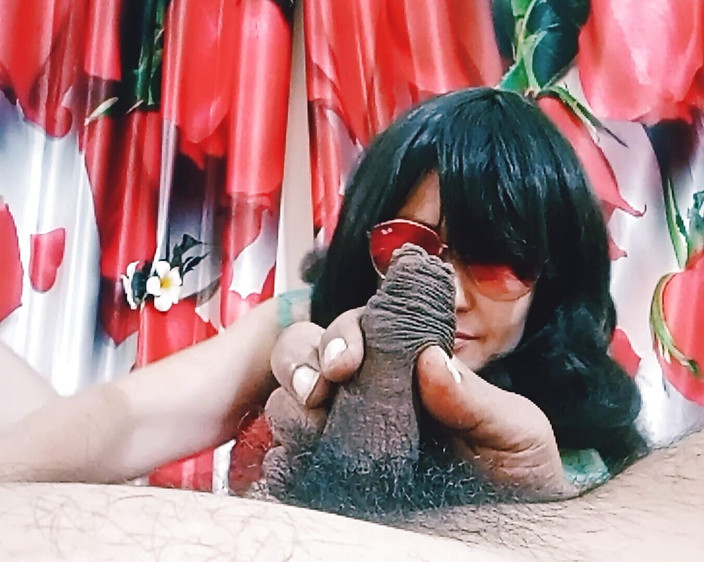 Bolly Karma: Sletvrouw pijpbeurt close-up met zonnebril