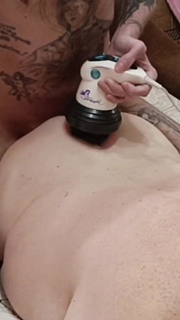 Ich massiere Rücken und Gesäß meiner schwiegermutter und ficke sie gleichzeitig, fülle ihre muschi mit sperma