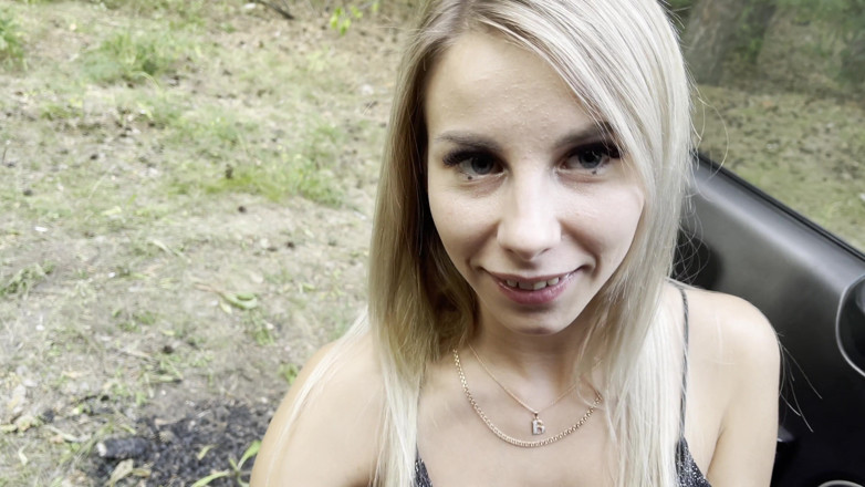 Vik1one: Heißer blowjob im wald, tief in den hals von einer...