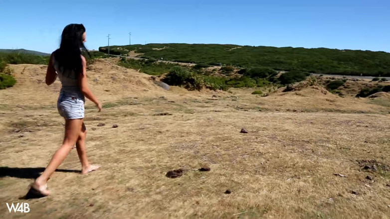 Watch4beauty: Sapphira Peeing in Front of the Camera