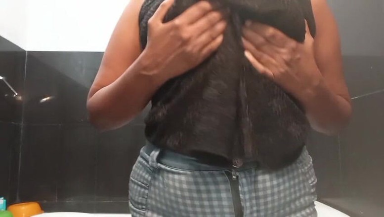 Miya White: Elle joue bien sa chatte excitée avec des seins