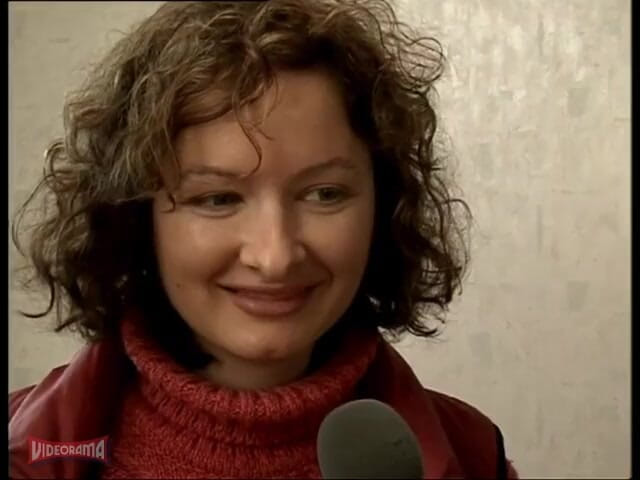 Videorama: Миловидна леді зі скуйовдженою зачіскою отримує задоволення від сексу