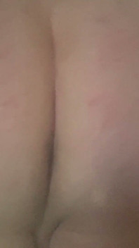 Un travesti en legging montre son cul.