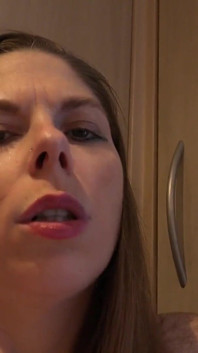 TanteJudysxxx - je hete milf-vrouw Alice Maze zuigt je pik in de keuken (pov)