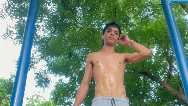 Isak pervert: 庆祝变态10k，在我房间里的牛奶派对