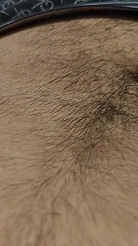 Soy un chico peludo esto mis piernas y polla