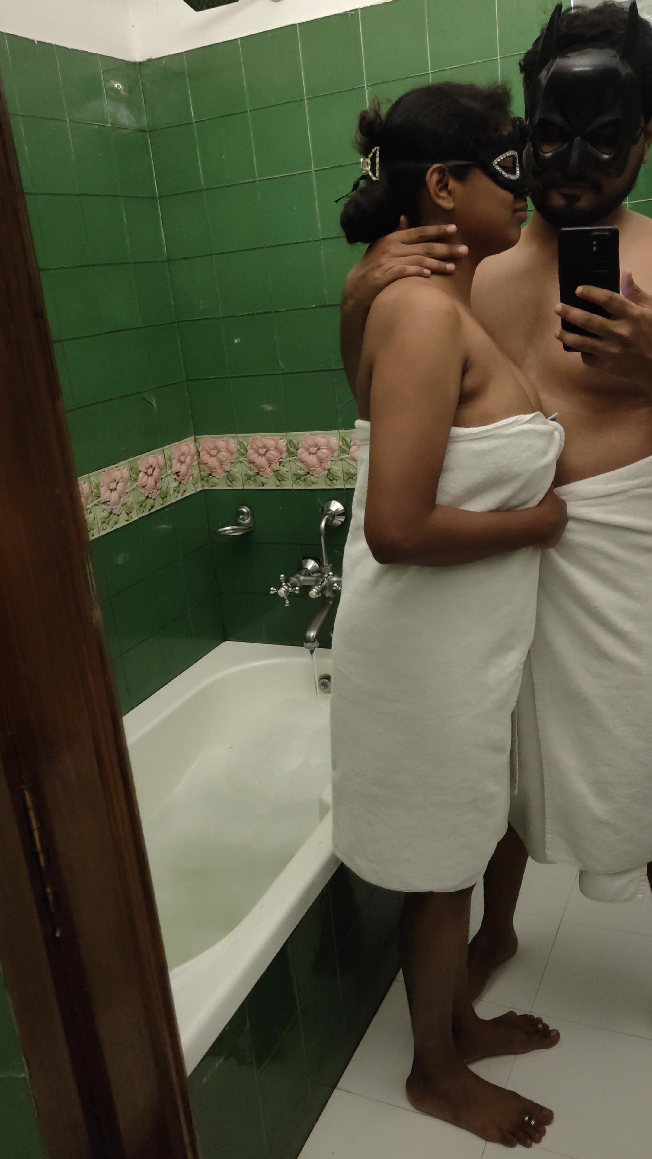 Indian Couple Go to Luxury Hotel Enjoy There and Fucked in Bathtub