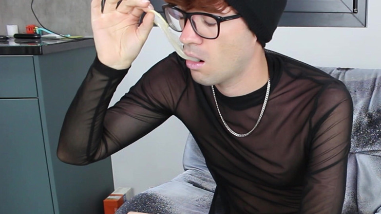 Gabriel Faggot: Caldo gabriel si da piacere e mangia il suo sperma!
