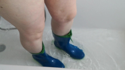 Bouncy Tits Action: Rubberboots in bathtube