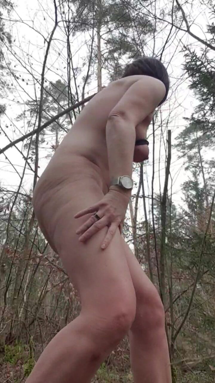 JulieEroticDress: Nahý spokojený venku