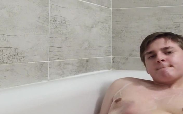 Dustins: Knubbig pojke går solo i badrummet