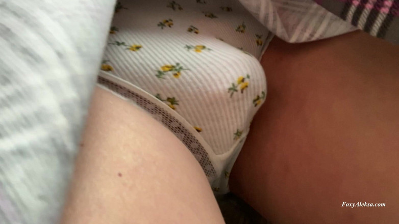 FoxyAleksa: 公交车上的热辣旅行。在裙子下摩擦内裤的鸡巴。