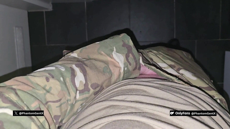 PhantomGentX: Soldado com tesão em uniforme completo secretamente masturba e goza...
