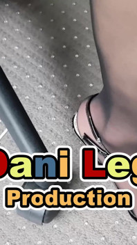 Le gambe di dani in sexy collant nero con dita lucide rosse
