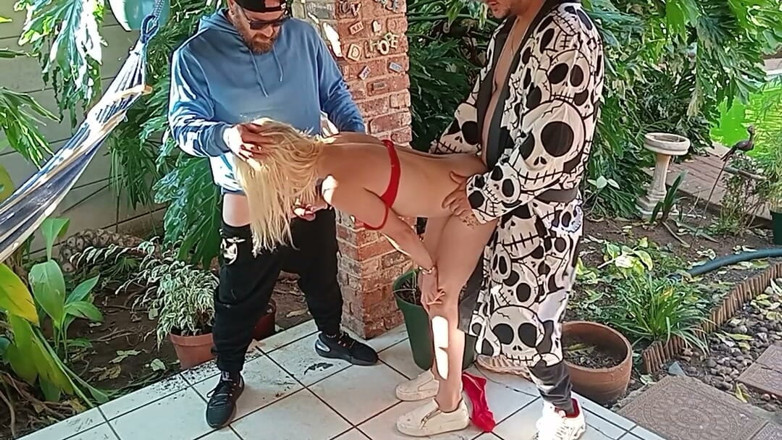 Bigjoefuckalott: Blondă care se joacă cu două corpuri bătrâne