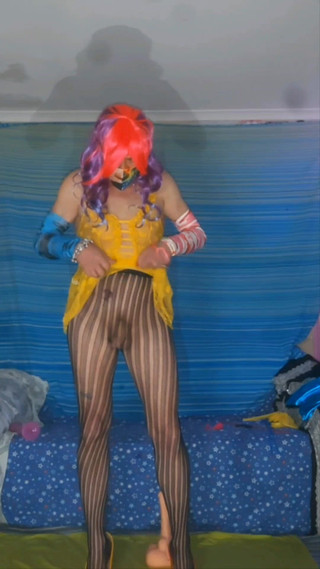 Lizzaali: Cewek seksi dengan stoking seksi ini lagi asik menggoda pria...